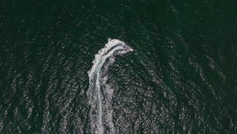 Extremes-Jetboot,-Das-Mit-Touristen-über-Das-Meer-Rast,-Luftaufnahmen