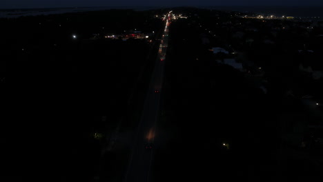 Drohnen-Hyperlapse-Einer-Kleinen-Insel-Am-Abend-Mit-Verkehr-Auf-Zweispuriger-Straße