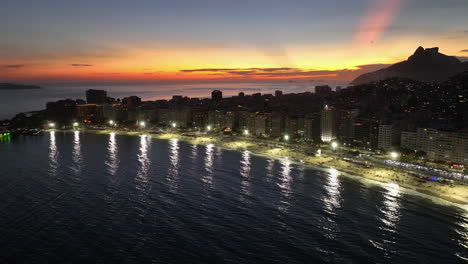 Sonnenuntergangsstrand-Am-Copacabana-Strand-In-Rio-De-Janeiro,-Brasilien