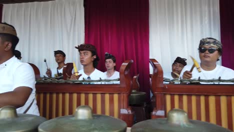Musiker-Spielen-Gamelan-Percussion,-Traditionelle-Musik,-Bali-Hochzeitszeremoniekunst,-Balinesische-Kultur,-Indonesien