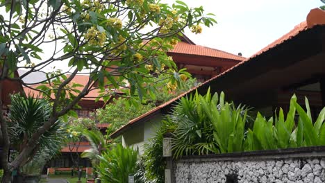 Hotel-In-Kuta-Beach,-Bali,-Indonesien,-In-Der-Stadt-Denpasar-Mit-Wunderschön-Gestalteter-Umgebung-Und-Garten-Sowie-Einem-Weg,-Der-Zu-Kleinen-Hütten-Führt