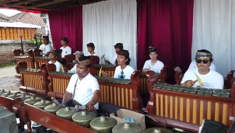 Los-Músicos-Tocan-Música-Gamelan-Asiática-Tradicional-En-La-Ceremonia-Del-Templo-De-Bali-Indonesia-Hinduismo-Balinés,-Arte-Cultural