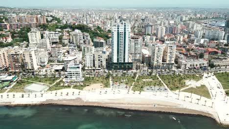 Durres,-Ciudad-A-Lo-Largo-De-La-Costa-Del-Mar-Adriático,-Vista-Aérea-Desde-Un-Drone