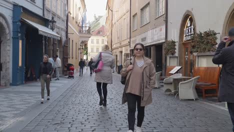 Gente-Caminando-Por-El-Casco-Histórico-De-Praga,-República-Checa