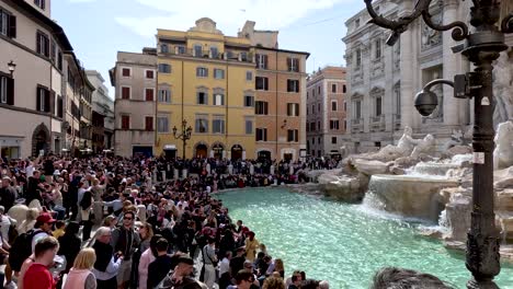 Crowds-Of-Tourists-Gathered-Around-The-Trevi-Fountain-On-Sunny-Day-In-Rome,-Italy