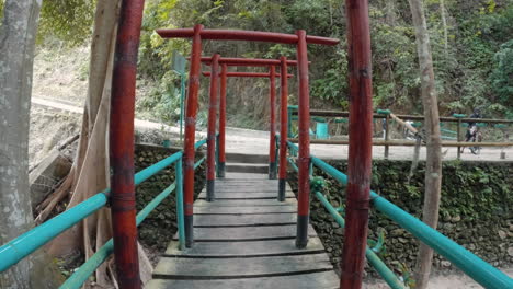 Schrein-Mit-Bambusrahmen-über-Einer-Brücke-Im-Philippinischen-Dschungel