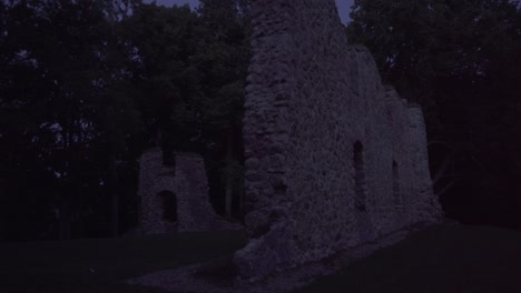 Ruinas-Del-Castillo-De-Tervete,-Letonia-En-La-Noche-De-Verano