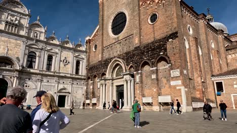 Iglesia-De-San-Zanipolo-Y-Scuola-Grande-Di-San-Marco-Con-Turistas-Caminando-Por-La-Plaza-De-Venecia