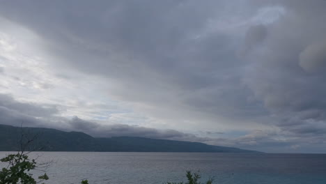 Bewölkter-Himmel-Im-Zeitraffer-Entlang-Der-Küste-Der-Philippinen