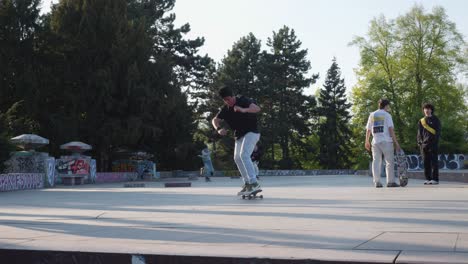 Leute,-Die-Im-Letná-Park-In-Prag,-Tschechische-Republik,-Skateboard-Fahren