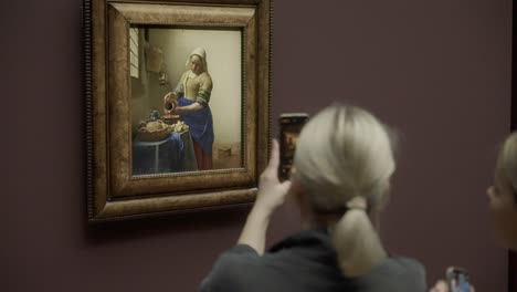 Amsterdamer-Museum:-Menschen,-Die-Vermeers-Kunst-Mit-Dem-Telefon-Festhalten,-Das-Milchmädchen