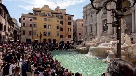 Multitudes-De-Turistas-Se-Reunieron-Alrededor-De-La-Fontana-De-Trevi-En-Un-Día-Soleado-En-Roma,-Italia.