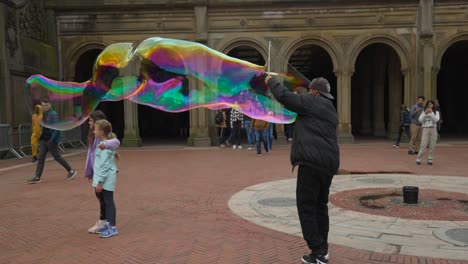 Hombre-Se-Entretiene-Haciendo-Grandes-Burbujas-En-Central-Park-Para-Niños