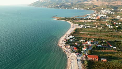 Albania,-Playa-Junto-Al-Mar-Jónico-Azul,-Con-Montañas-Al-Fondo,-Vista-Aérea-Desde-Un-Dron