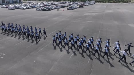 Marschierende-Soldatenformation-Bei-Einer-Zeremonie-In-Der-Karibik,-Luftumlaufbahn