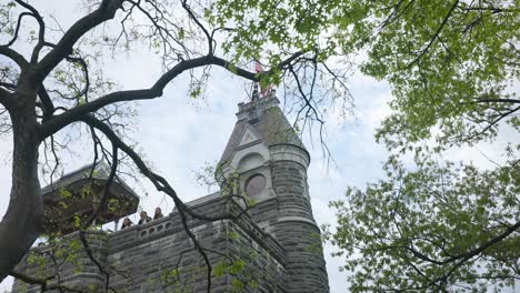 Blick-Durch-Äste-Auf-Das-Schloss-Belvedere-Im-Central-Park-New-York