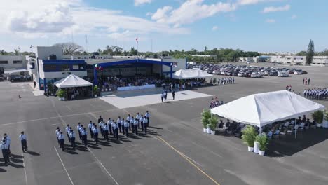 Militärzeremonie-Auf-Dem-Luftwaffenstützpunkt-Der-Dominikanischen-Republik-An-Einem-Sonnigen-Sommertag,-Luftaufnahme