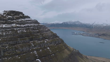 Toma-De-Drones-De-La-Montaña-Kirkjufell-Y-La-Ciudad-De-Grundarfjörður-En-La-Península-De-Snæfellsnes,-Islandia