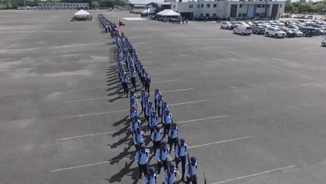 Desfile-Militar,-Soldados-Marchando,-Base-Aérea-De-San-Isidro,-órbita-Aérea-Sobre-Personas