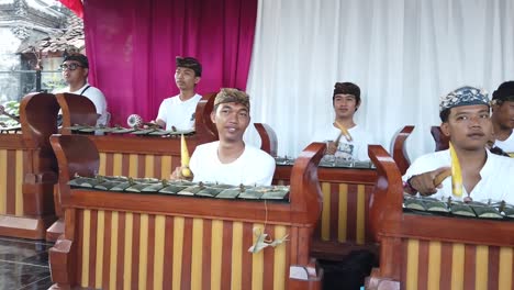 Elegante-Orquesta-Musical-Interpreta-Gamelan,-Ceremonia-De-Boda-Balinesa-Cultura-Bali-En-El-Templo-Familiar,-Indonesia-Sudeste-Asiático