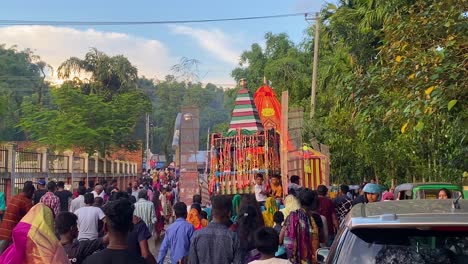 Menschen,-Die-Am-Religiösen-Fest-Ratha-Yatra-In-Der-Nähe-Der-Bangladeschischen-Stadt-Sylhet-Teilnehmen