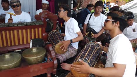 El-Grupo-De-Música-Gamelan-Asiático-Tradicional-Toca-En-Vivo-En-La-Boda-De-Bali,-Indonesia,-Tambores-Gong-E-Instrumentos-Musicales-De-Bronce-Antiguos