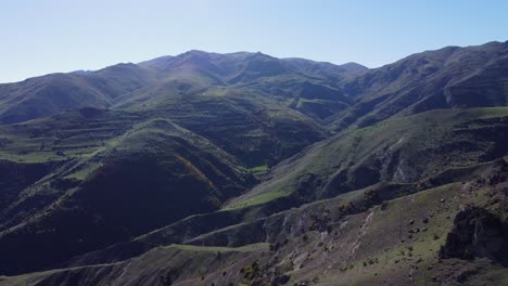 Estrechos-Valles-Cortados-En-Una-Suave-Pradera-De-Hierba-Verde-Cordillera