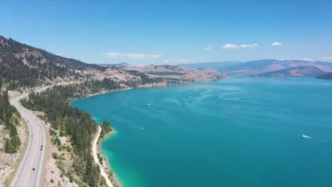 Die-Schönheit-Des-Seeufers-In-British-Columbia:-Luftaufnahme-Des-Kalamalka-Sees