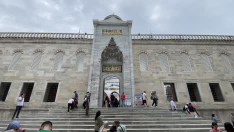 Menschen-Betreten-Oder-Verlassen-Den-Eingang-Der-Berühmten-Blauen-Moschee-In-Istanbul,-Türkei