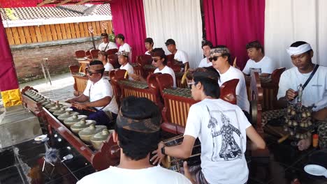 Grupo-Musical-Interpreta-Música-Gamelan-Arte-Y-Cultura-Tradicional,-Bali-Indonesia-En-La-Ceremonia-Del-Templo-Hindú