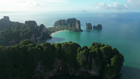Unberührte-Felsige-Küste-Mit-Paradise-Railay-Beach,-Ao-Nang-Krabi,-Thailand-Luftaufnahme