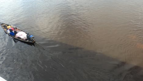 Menschen-In-Einem-Kleinen-Boot,-Das-An-Einem-Sonnigen-Tag-Im-Amazonas-Segelt