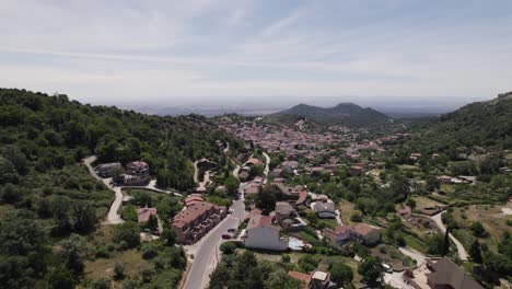 Luftaufnahme,-Die-über-Die-Gemeinde-El-Real-De-San-Vicente-In-Der-üppigen-Grünen-Talberglandschaft-Der-Provinz-Toledo,-Spanien,-Fliegt
