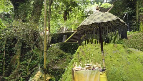 Dentro-Del-Templo-Del-Bosque-Balinés,-Arquitectura-De-Piedra-Verde-En-La-Jungla-Bali-Indonesia,-Pura-Mening-Tampaksiring