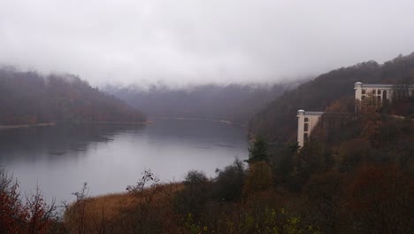 Statische-Aufnahme-Einer-Regenwolke:-Goygol-Lake-Resort-Mit-Blick-Auf-Den-Bergsee,-Aze