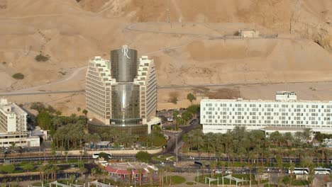 Imágenes-Aéreas-De-La-Zona-De-Playas-Y-Hoteles-Del-Mar-Muerto,-Volando-Sobre-El-Agua-Salada.