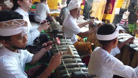 Orquesta-Gamelan-Toca-Música-Tradicional-Balinesa-En-La-Ceremonia-Del-Templo-Hindú-Arte-Y-Cultura-De-Indonesia,-Ofrenda-Religiosa