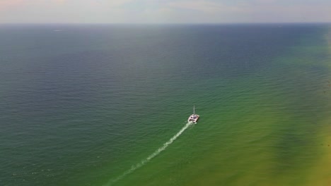 Luftaufnahme-Eines-Bootes,-Das-An-Der-Küste-Von-Orange-Beach-Entlang-Fährt