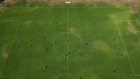 Luftaufnahme,-Die-Den-Beginn-Des-Fußballspiels-Bei-Schönem-Sonnigen-Wetter-In-Australien-Zeigt-–-Drohne-Nach-Unten-Geneigt