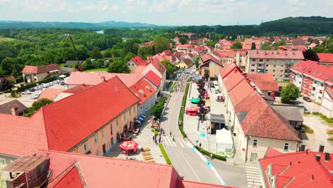 Imágenes-Aéreas-De-Verano-De-Drones-4k-De-La-Ciudad-De-Ormož-Durante-El-Evento-De-Ciclismo