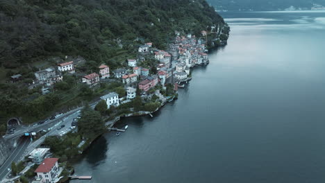 Brienno-Stadt-An-Der-Küste-Des-Comer-Sees-In-Italien,-Gesehen-Von-Einer-Fliegenden-Drohne