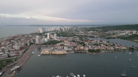 Vista-Aérea-De-Cartagena,-Colombia-Al-Atardecer,-Edificios-Frente-A-La-Bahía,-Puerto-Y-Horizonte-Del-Mar-Caribe,-Toma-Panorámica-De-Drones