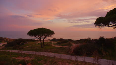 Dramatische-Landschaft-Mit-Himmel-über-Dem-Strand-Und-Meereslandschaft-Bei-Sonnenuntergang-An-Der-Algarve,-Portugal