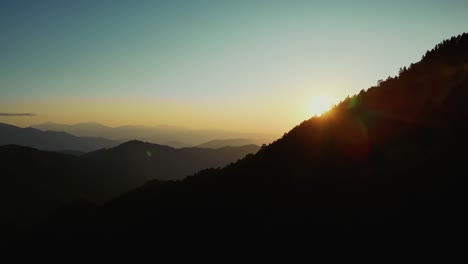 Bergkiefernwaldkammsilhouette-Vor-Dem-Sonnenuntergang-Mit-Farbverlauf-Am-Himmel
