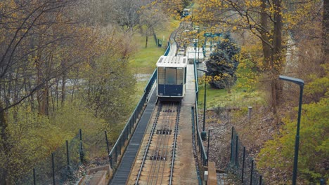 Un-Teleférico-Sube-Al-Parque-Petrin-Hill-En-Praga
