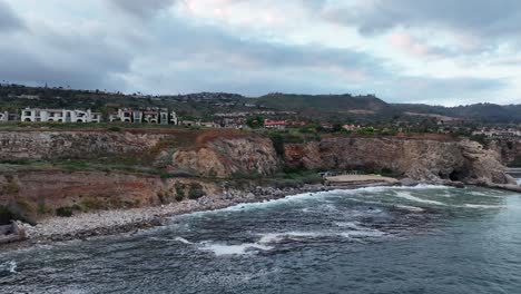 Aerial-View-of-Rancho-Palos-Verdes,-California,-Coastal-City-Shoreline-and-Pacific-Ocean-Waves-on-Cloudy-Day,-Drone-Shot