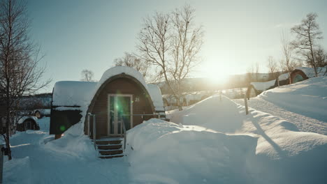 Zeitlupenschwenkansicht-Des-Schneehotels-Kirkenes-In-Norwegen,-Oberhalb-Des-Polarkreises