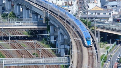 Tren-Shinkansen-Recorriendo-Las-Vías-Del-Tren