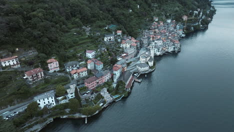 Kleine-Stadt-Brienno-An-Der-Küste-Des-Comer-Sees-In-Italien,-Von-Der-Drohne-Aus-Gesehen