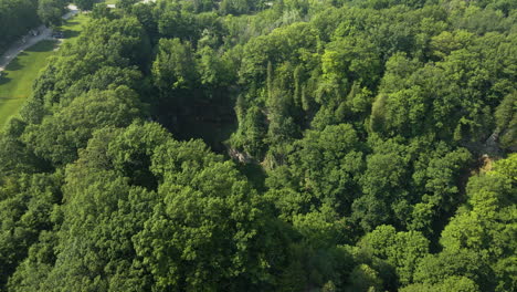 Die-Neigung-Des-Drohnen-Dollys-Enthüllt-Zwei-Wasserfälle,-Die-Abseits-Des-Ontario-Kanada-Highways-Versteckt-Sind